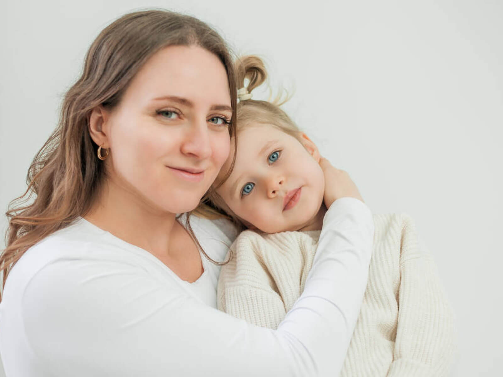 bewusst begleiten_Junge Mutter umarmt ihre kleine Tochter bewusst begleiten - Rebekka Frick