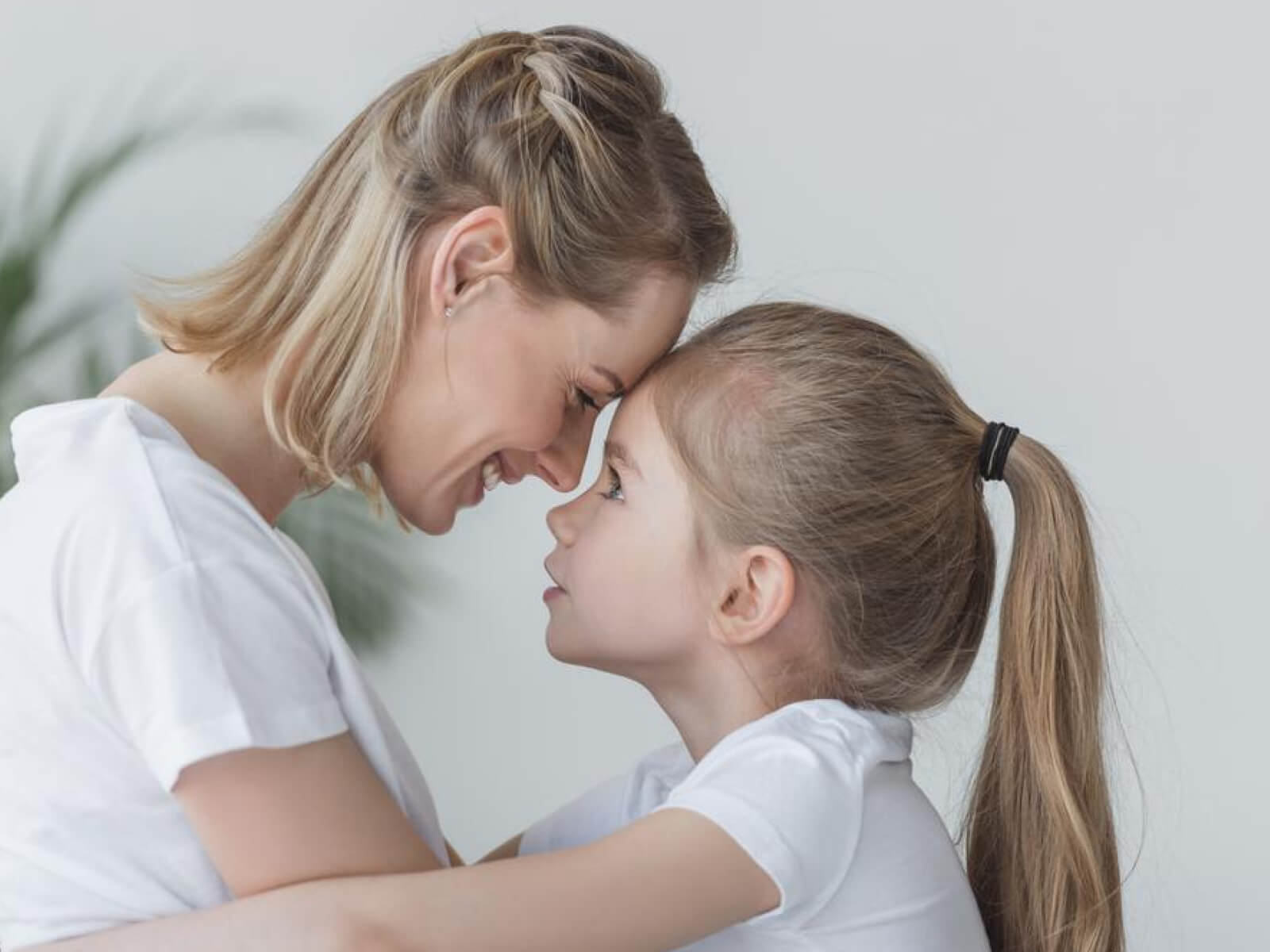 bewusst begleiten_Junge Mutter und Kind sehen sich an bewusst begleiten - Rebekka Frick