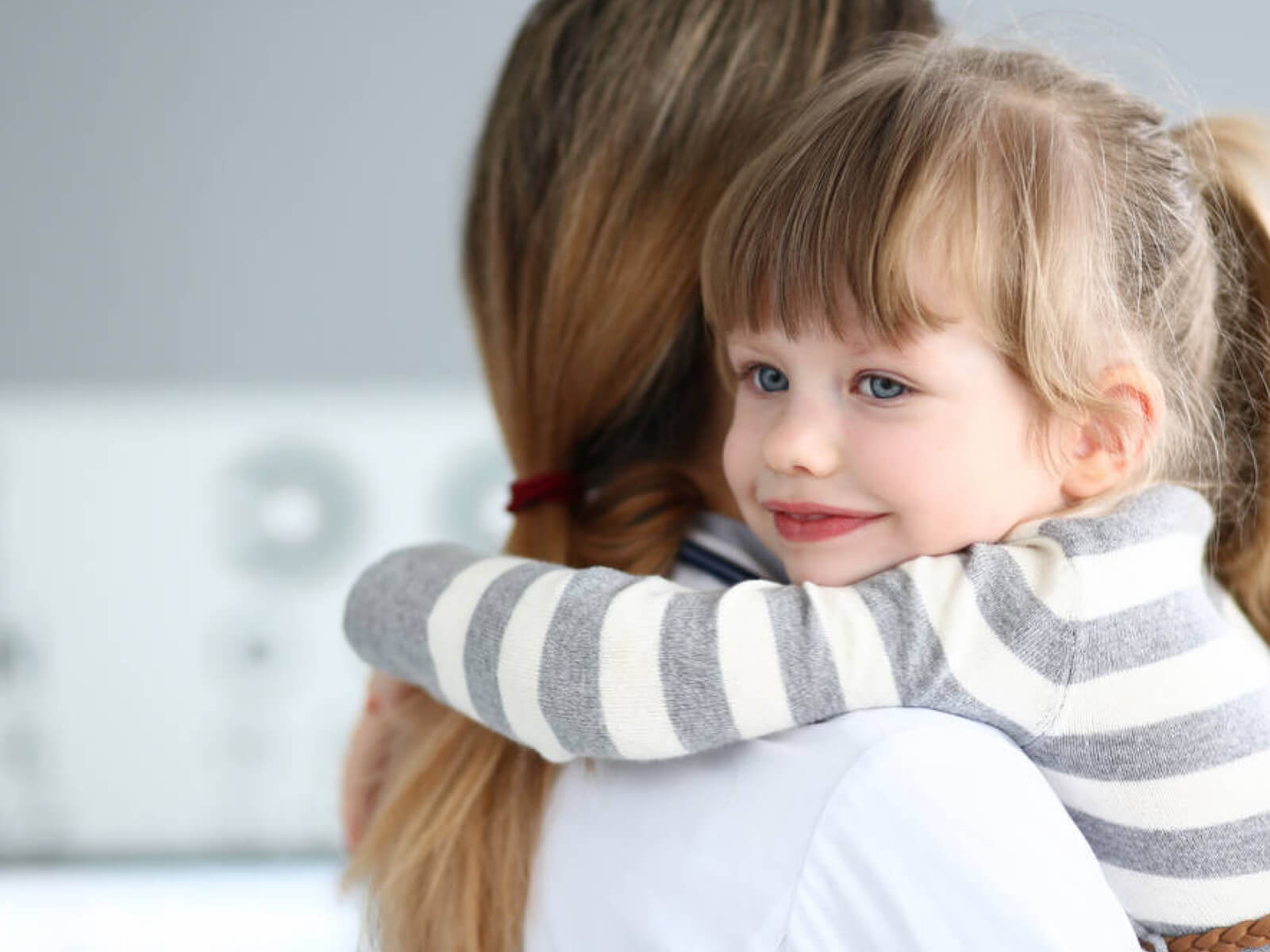 bewusst begleiten_kleines Mädchen umarmt ihre Mutter bewusst begleiten - Rebekka Frick